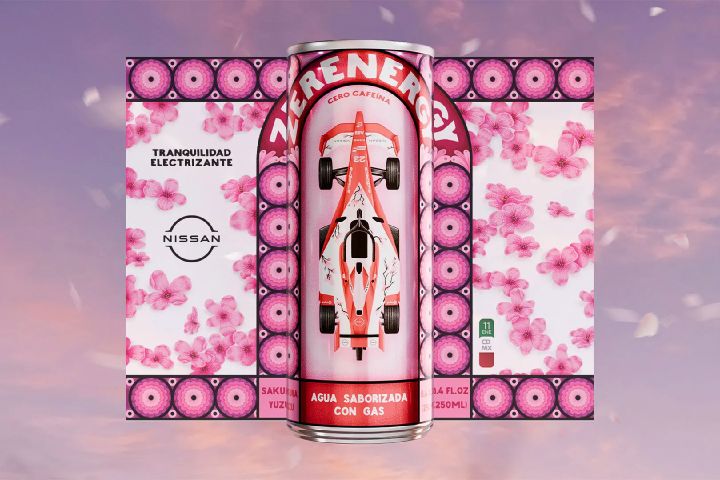 Lata da bebida Zerenergy com a imagem do carro de corrida da equipe Nissan de Fórmula E na frente e ao fundo pétalas de cerejeira