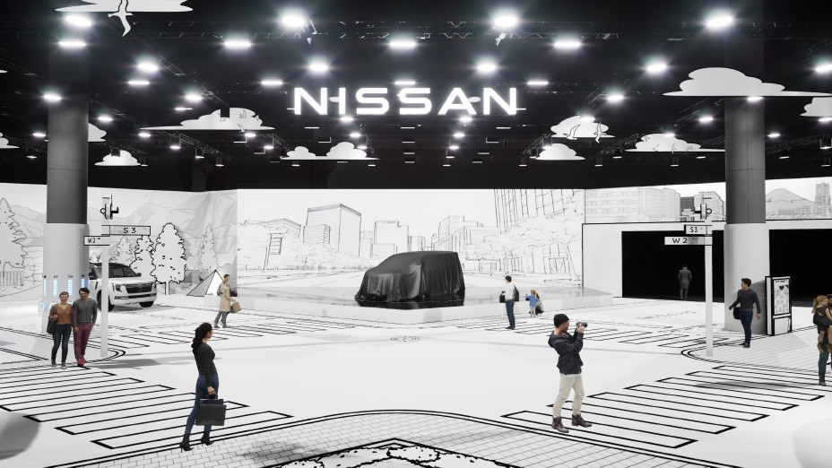 Imagem do estande da Nissan no Japan Mobility Show 2025, com design em preto e branco que simula uma cidade em estilo mangá. Um carro coberto por um pano preto está no centro, cercado por visitantes. Ao fundo, uma grande placa iluminada com o nome "NISSAN"