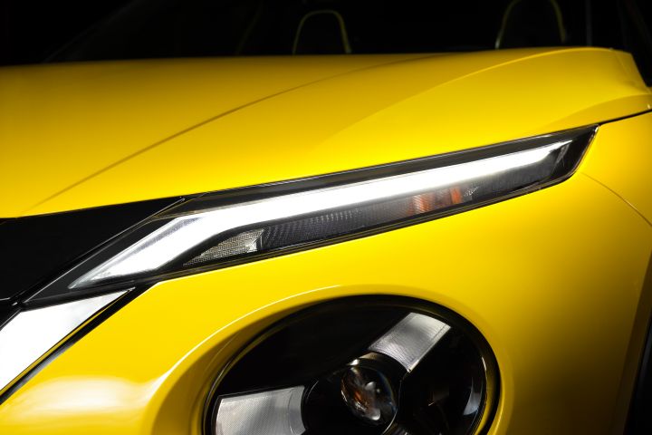 Front eines gelben Nissan Juke, Detail Scheinwerfer