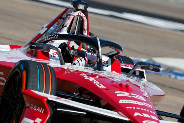 Nahaufnahme von Oliver Rowland beim Einlenken in eine Kurve beim Berlin E-Prix