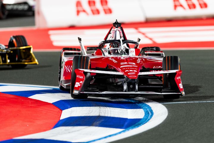 Norman Nato fährt beim E-Prix von Dschidda über einen Bordstein