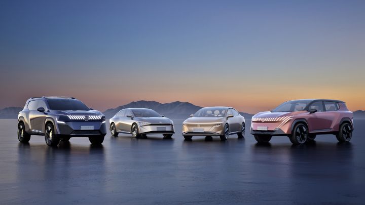 Les 4 concept cars de ¾ avant présentés par Nissan au Salon de Pékin : deux berlines et deux SUV