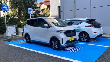 日産自動車と日立ビルシステム、軽電気自動車「日産サクラ」からの給電で約15時間のエレベーター連続稼働を実証