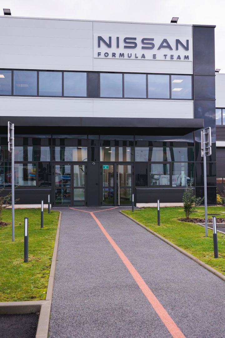 Hochformat-Bild vom Eingangsbereich des neuen Nissan Formel E Headquarters in Frankreich mit weiß-schwarzer Fassade