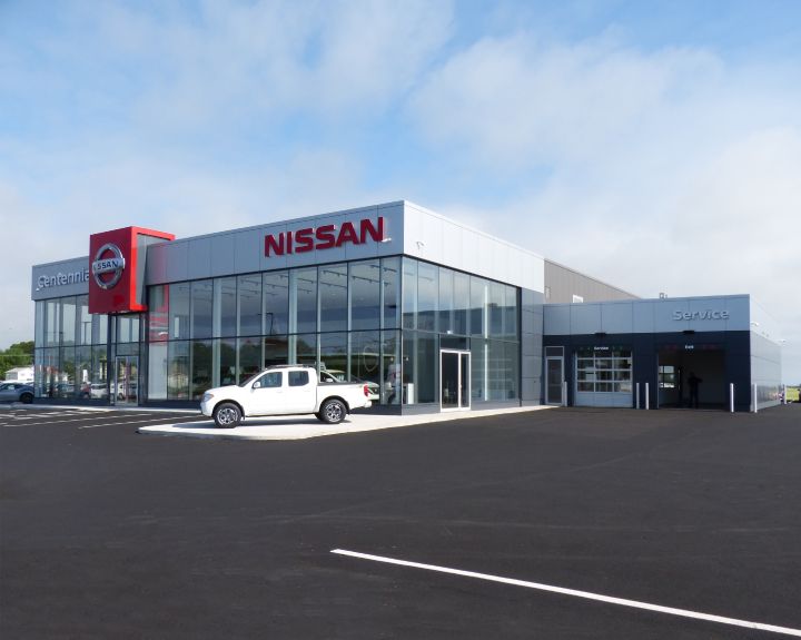 Vue d'un concessionnaire Nissan présentant un camion devant.