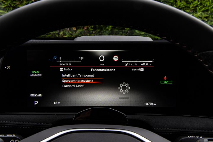 Innenraum des Nissan Ariya mit Detailansicht auf den Fahrerinformationsbildschirm, der das Menü der Fahrerassistenz anzeigt
