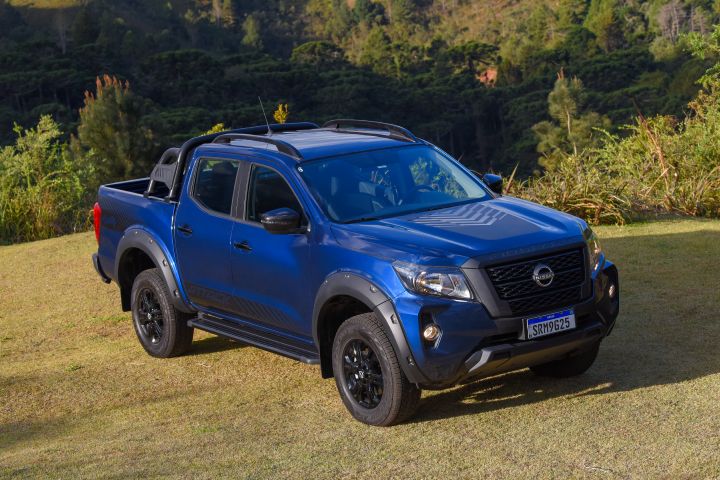 Nissan Frontier Attack 2025 azul vista de ¾ de frente para a direita