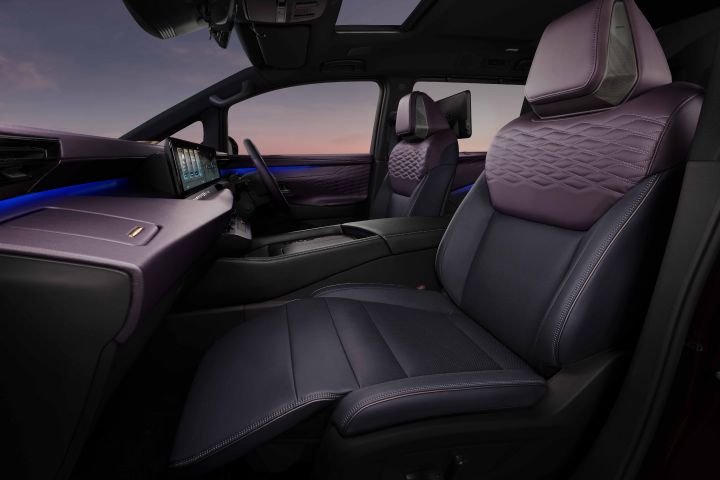 The front seats of a Fuji-dawn-colored Elgrand are shown, with part of the dashboard and steering wheel visible.