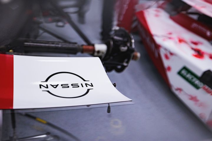 Nahaufnahme vom Nissan Logo am Nissan Formel E Rennwagen