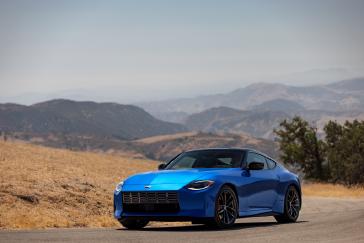 Vue avant gauche d’une Nissan Z 2023 bleue roulant sur la route.