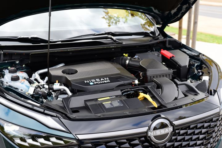 Blick unter die Motorhaube des Nissan Qashqai mit e‑Power Antrieb