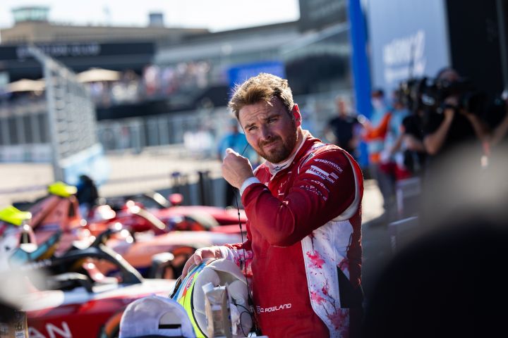 Oliver Rowland in seinem roten Nissan Rennanzug, den Helm in der rechten Hand am Ende eines Rennens