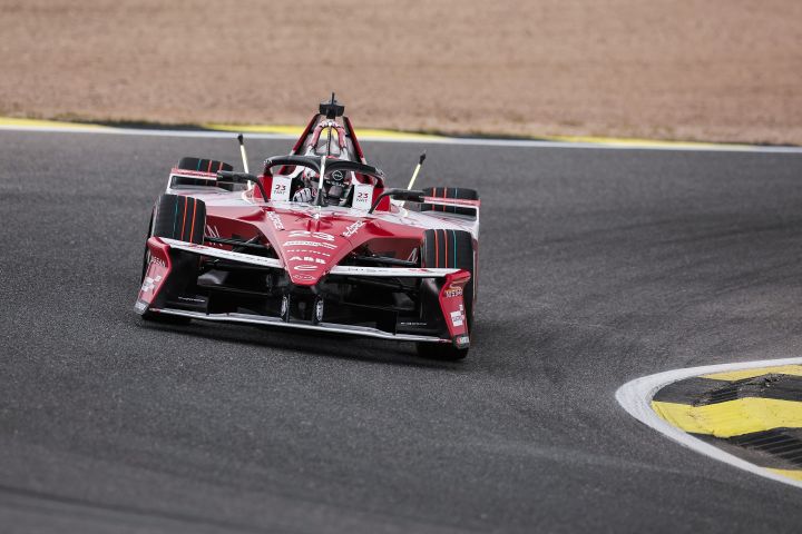 Frontalaufnahme von Norman Nato, wie er während des E-Prix-Wochenendes in Madrid mit dem Nissan Formel E Rennwagen e‑4ORCE 05 mit der Startnummer 23 nach links abbiegt.