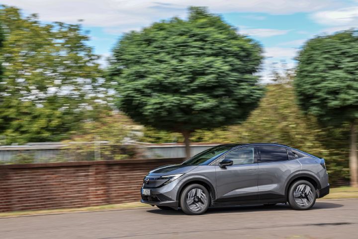 Seitliche Fahraufnahme, bei der auch die Front eines grauen Nissan Leaf zu sehen ist