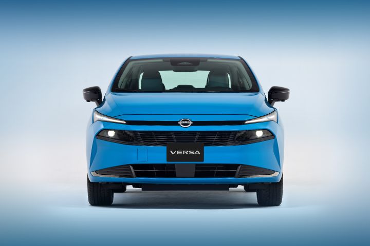Fotografía de  Nissan Versa 2026 de frente derecho.
