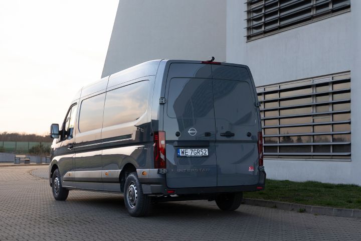 Ujęcie statyczne tyłu nadwozia Nissan Interstar LCV