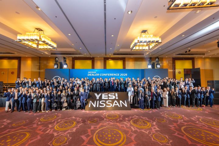 Group photo of Nissan Motor Thailand and Nissan Dealer