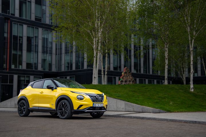 Żółty Nissan Juke stojący przed budynkiem