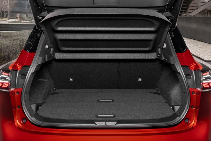 Coffre ouvert du Nissan Qashqai rouge Fuji