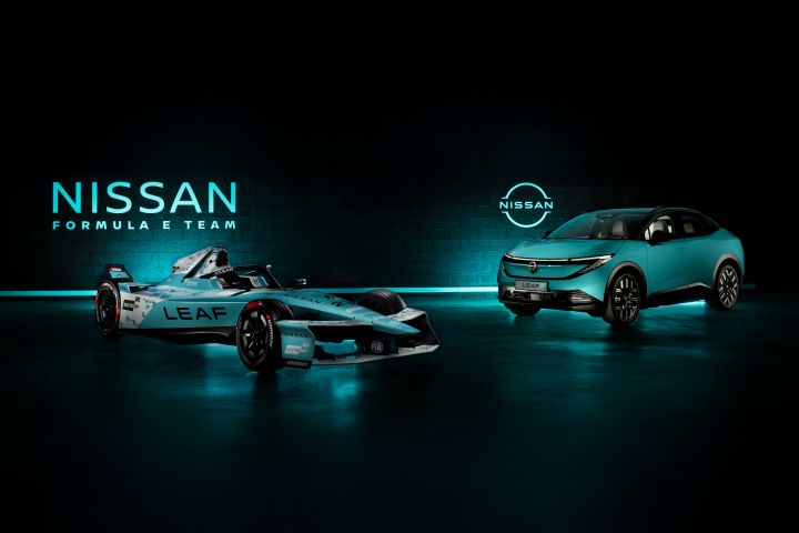 Carro da equipe Nissan de Formula E na cor azul-ciano ao lado do novo Nissan Leaf pintado na mesma cor