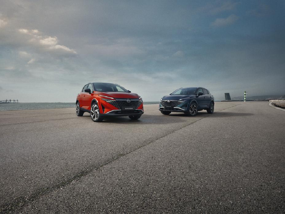 Los dos modelos de Qashqai en un fondo de carretera
