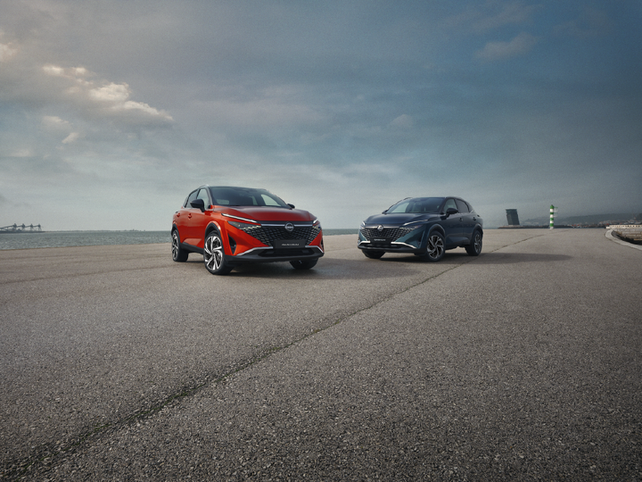 Los dos modelos de Qashqai en un fondo de carretera