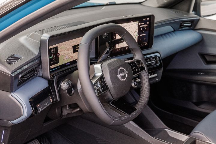 Blick durch die geöffnete Fahrertür ins Cockpit des neuen Nissan Micra