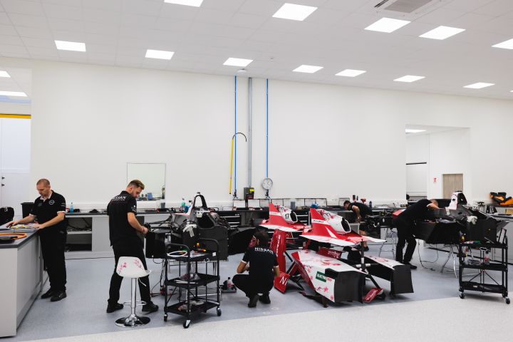 Mechaniker bei der Arbeit am Nissan Formel E Rennwagen im Nissan Formel E Headquarter