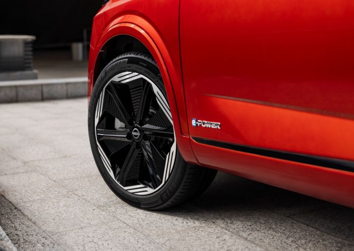 Qashqai rouge Fuji, jante avant-gauche et logo e‑POWER