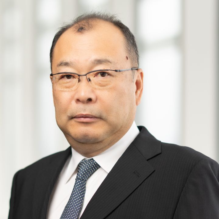やまざき しょうへい_肖像写真（スーツにネクタイ、NISSAN社章）