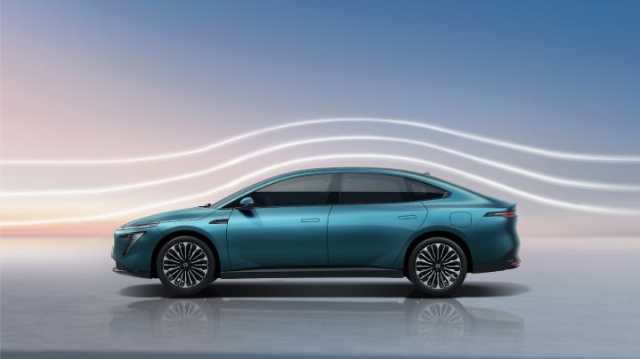 東風日産の緑色の新型セダン電気自動車「N7」の側面図。上部に3本の白い線が描かれ、洗練された輪郭を強調している。