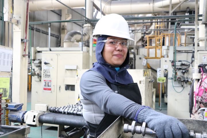 Mujer operaria de planta Aguascalientes