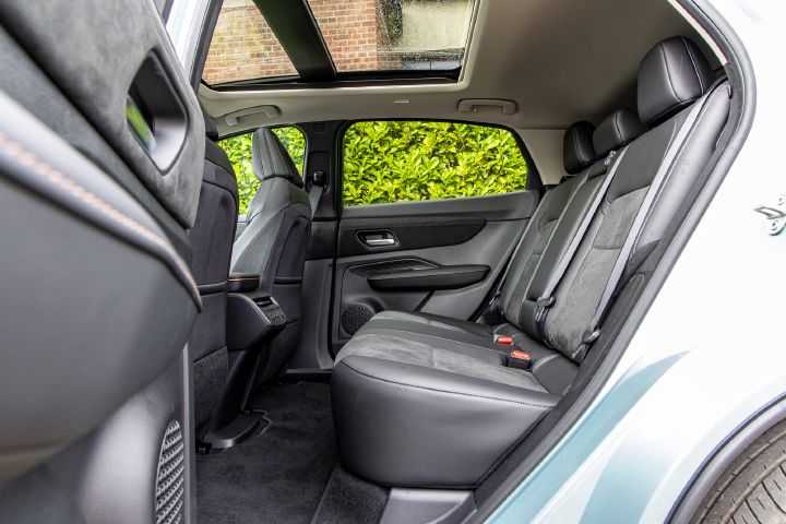 Blick durch die geöffnete hintere Türe auf die Sitzplätze im Fond des Nissan Ariya