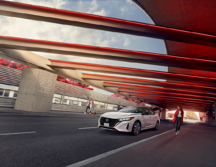El Nuevo Nissan Sentra en la calle y personas alrededor