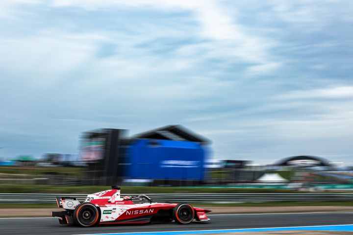 Seitenansicht von Norman Nato, der den Nissan e‑4ORCE 05 mit der Startnummer 23 während des E-Prix-Wochenendes in Madrid mit hoher Geschwindigkeit fährt.