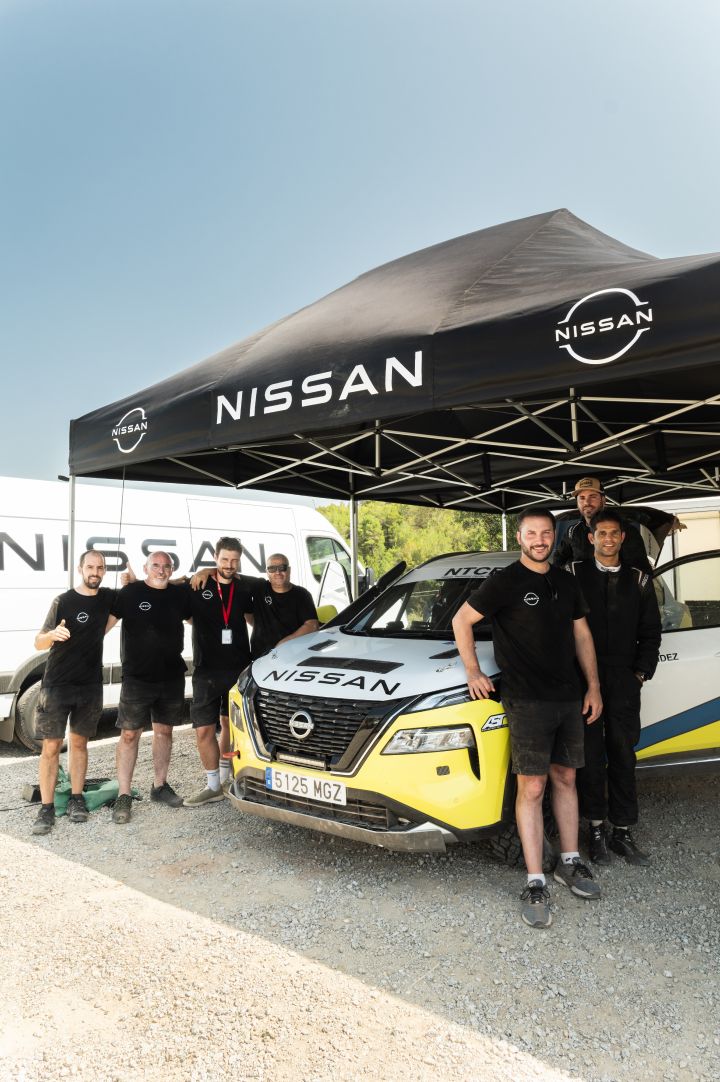 Teammitglieder stehen am Nissan X‑Trail Rallyeauto, von links nach rechts: Pedro Polo, Francisco Velverde, Xavier Regidor, Jordi Fernandez, Jonatan Gijon, Cesar Fernandez und Miquel Sasot