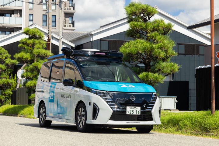 神戸・灘五郷エリアをテスト走行する、日産セレナを白と青でラッピングした自動運転テストカー