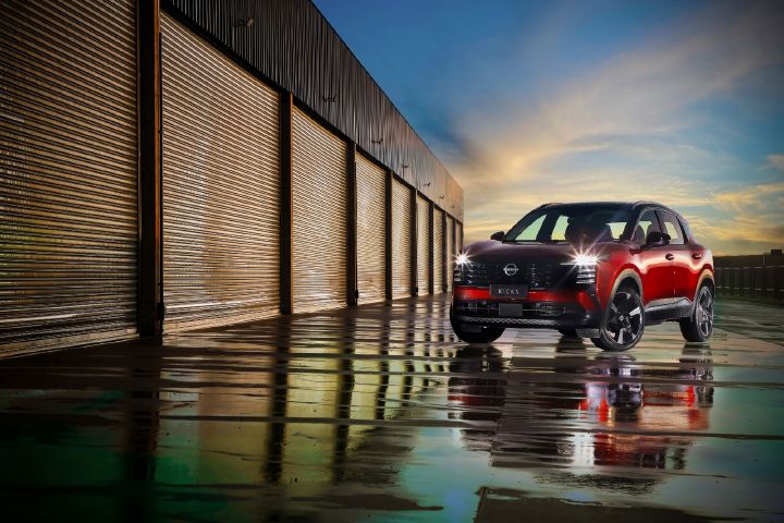 Unidade do Nissan Kicks estacionada em frente aos boxes de um circuito de corrida, ao fim da tarde, após chuva