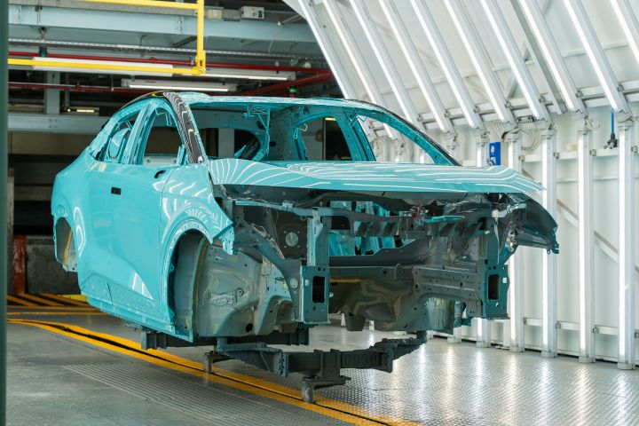 Neu lackierter Nissan LEAF in Luminous Teal in der Lackiererei im Nissan Werk Sunderland