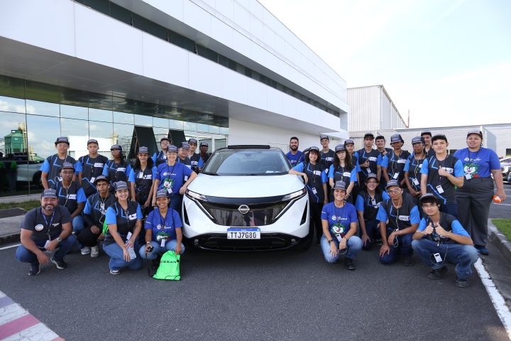 Alunos do Profi-san, projeto da Nissan que oferece educação profissionalizante de programação de Jogos Digitais para jovens do ensino médio de Itatiaia, junto ao Nissan Ariya durante visita ao Complexo Industrial da Nissan, em Resende (RJ)