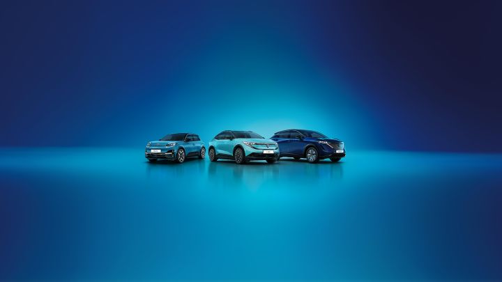 Gamme CrossCar 2025 –– Vue avant 3/4 MICRA, LEAF & ARIYA