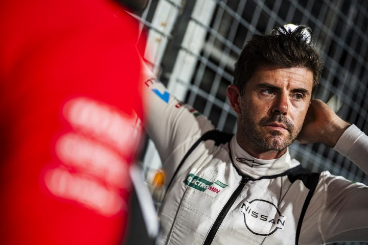 Norman Nato blickt konzentriert, während er in der Startaufstellung steht und vor dem E-Prix in Tokio seine weiße Kühlweste trägt.
