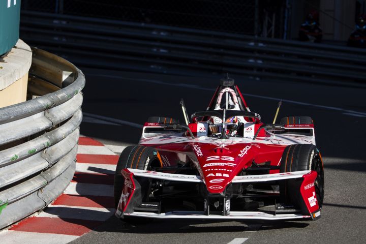 Norman Nato im Nissan Formel E Rennwagen auf der Strecke beim Monaco E-Prix, frontale Aufnahme