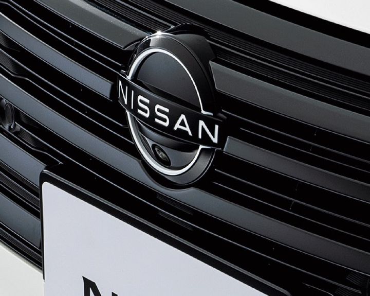 日産ノート Black Editionのフロントグリル中央に配置されたブランドエンブレム
