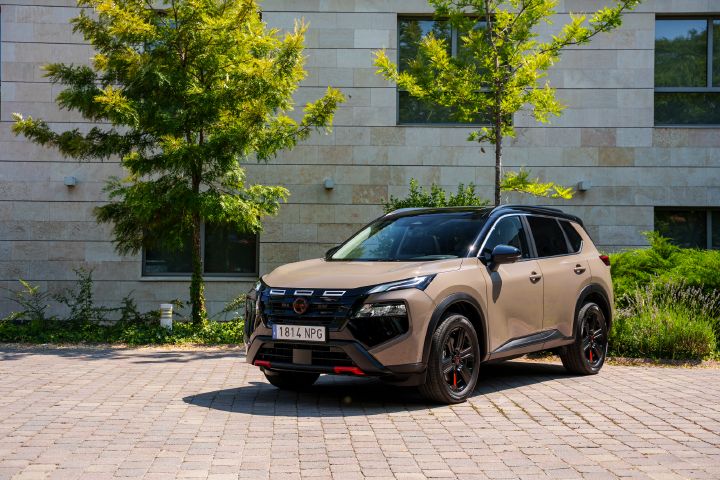 Dreiviertelansicht von vorne auf den Nissan X‑Trail N-Trek