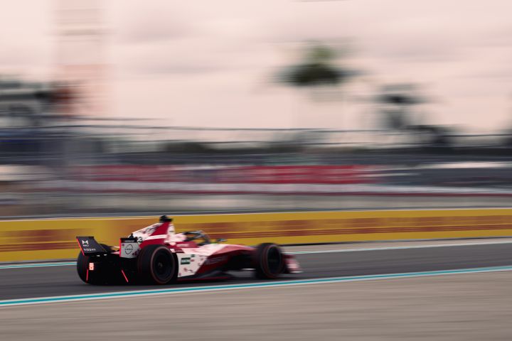 Rückansicht von Norman Nato, der während des Miami E-Prix-Wochenendes mit dem Nissan e‑4ORCE 05 mit der Startnummer 23 mit hoher Geschwindigkeit fährt.