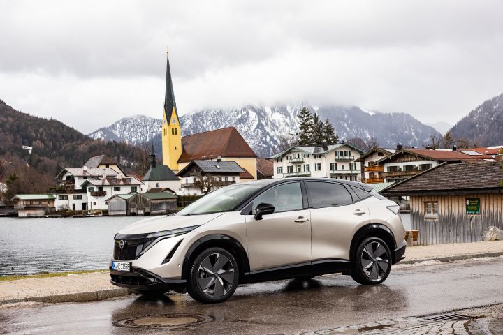 Silberfarbenes Elektroauto Nissan Ariya auf der Straße