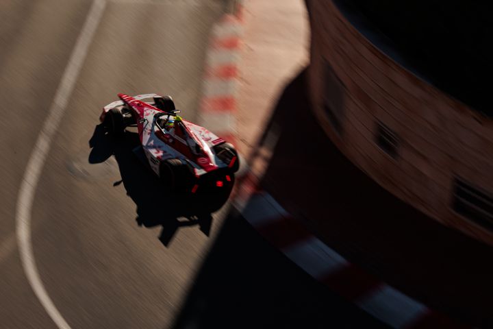 Draufsicht auf Oliver Rowlands Nissan Formel E Rennwagen in Monaco mit sonnigen und schattigen Streckenabschnitten