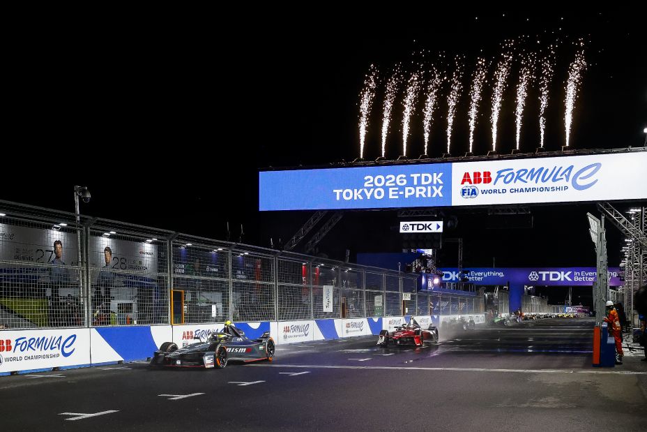 Oliver Rowland in the #1 Nissan e‑4ORCE 05 crossing the finishing line of the Tokyo E-Prix.