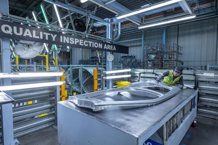 Karosserie-Seitenteil eines Nissan Qashqai bei der Inspektion im Presswerk von Nissan Sunderland